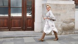 femeie modrna cu cizme cu toc mic